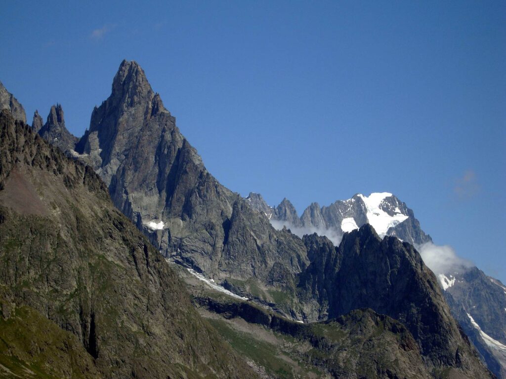 La cresta di Peutérey e le Grandes Jorasses.