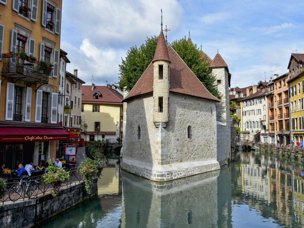 Il Palais de l'Île di Annecy, in Francia.