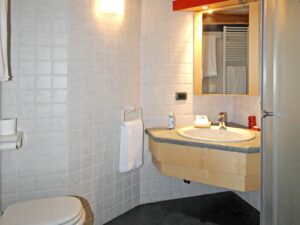 Dettagli del bagno in una camera dell'Hotel Aigle, Courmayeur Mont Blanc.