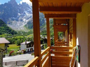 Veduta del Monte Bianco dal balcone di una camera dell'Hotel Aigle, Courmayeur Mont Blanc.