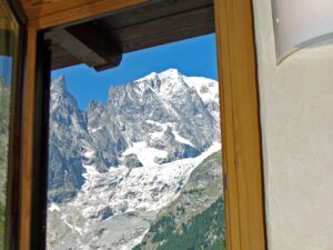 Vista del Monte Bianco da una camera dell'Hotel Aigle, Courmayeur Mont Blanc.
