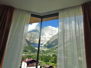 Vista del Monte Bianco da una camera dell'Hotel Aigle, Courmayeur Mont Blanc.