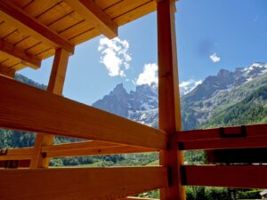 Veduta del Monte Bianco dal balcone di una camera dell'Hotel Aigle, Courmayeur Mont Blanc.