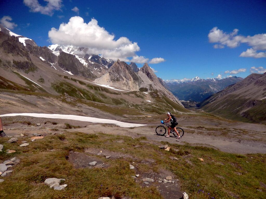 In mountain bike al Col de la Seigne.