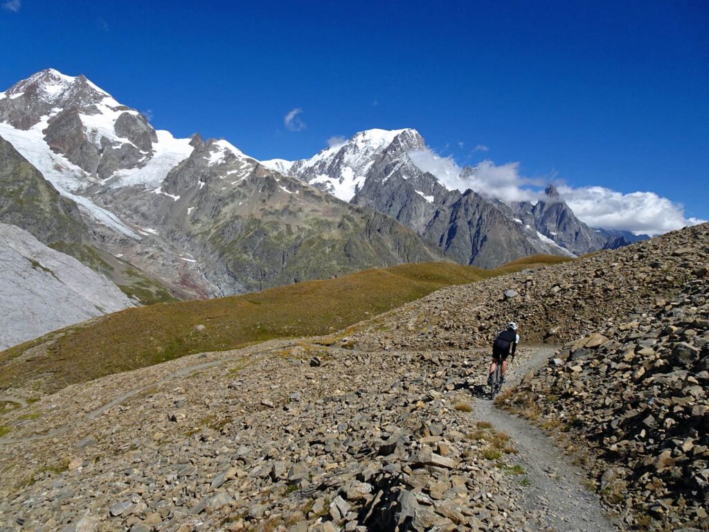 Discesa in mountain bike dal Col Chavannes, in Val Veny.