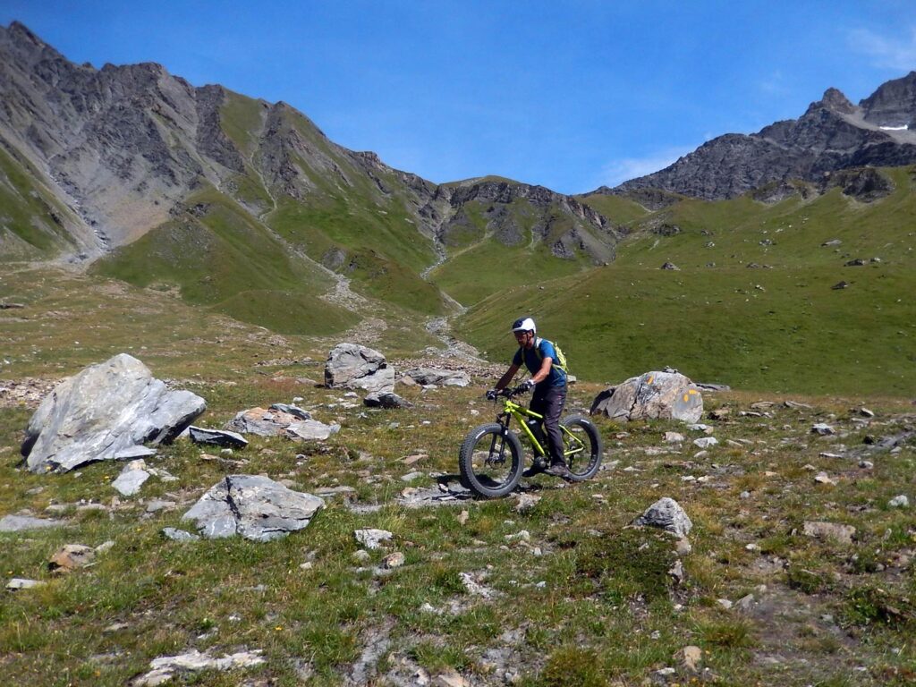 Ciclista con bici 