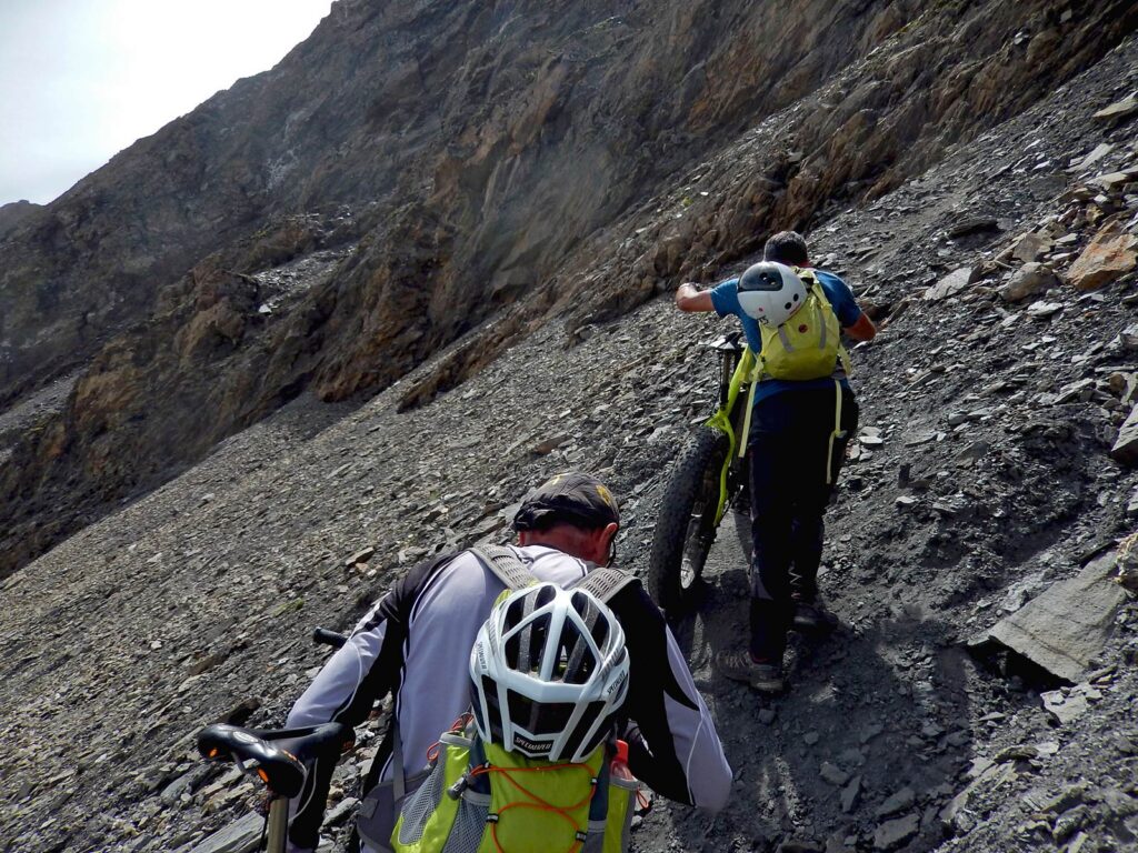 Ultimo tratto di salita in mountain bike al Col du Malatra.