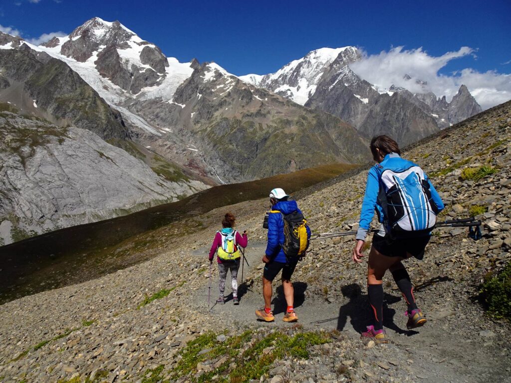 Discesa dal Col Chavannes con la catena del Monte Bianco.