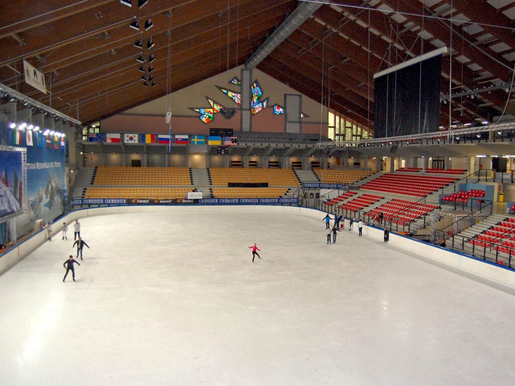 La pista di pattinaggio sul ghiaccio del Courmayeur Sport Center.