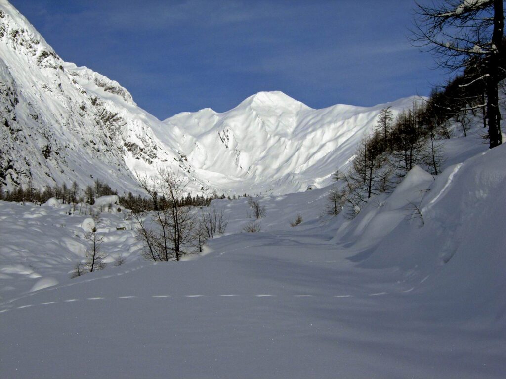 La strada da Lavachey ad Arnouva, coperta di neve in inverno.