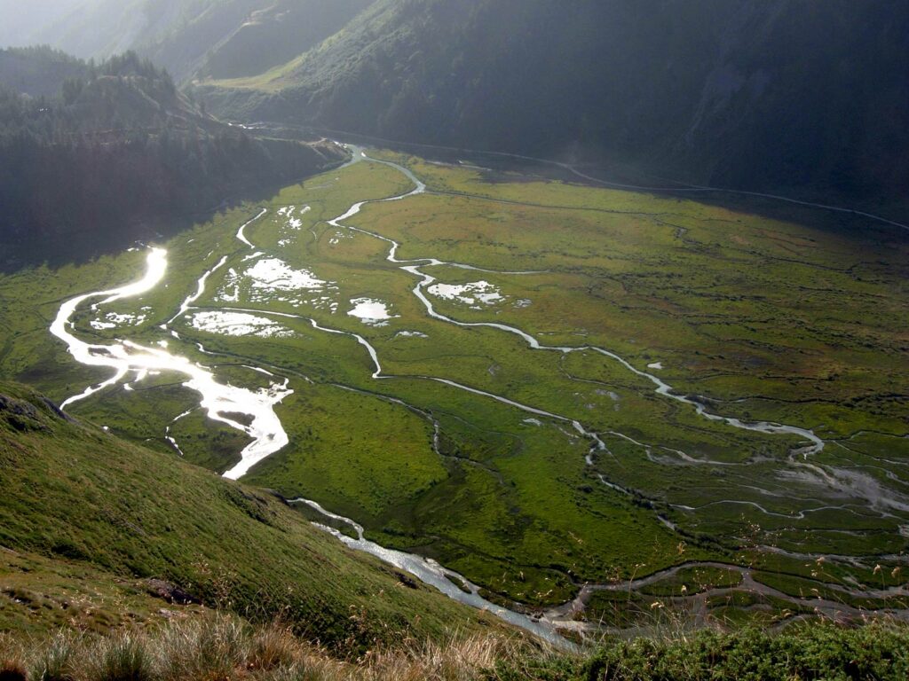 Il lago Combal a metà della Val Veny.