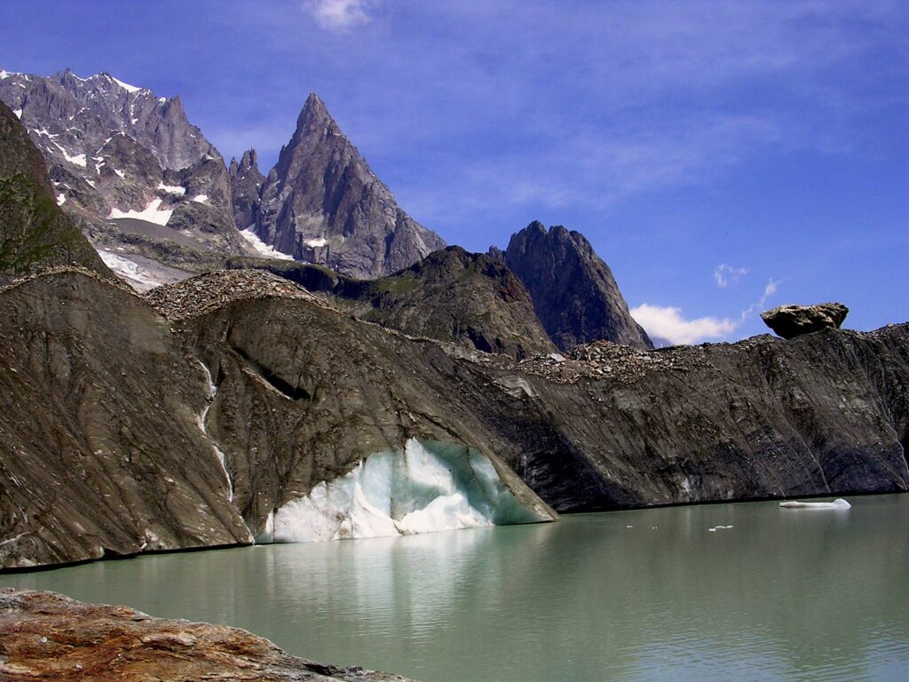 Il caratteristico Lago del Miage, in Val Veny.