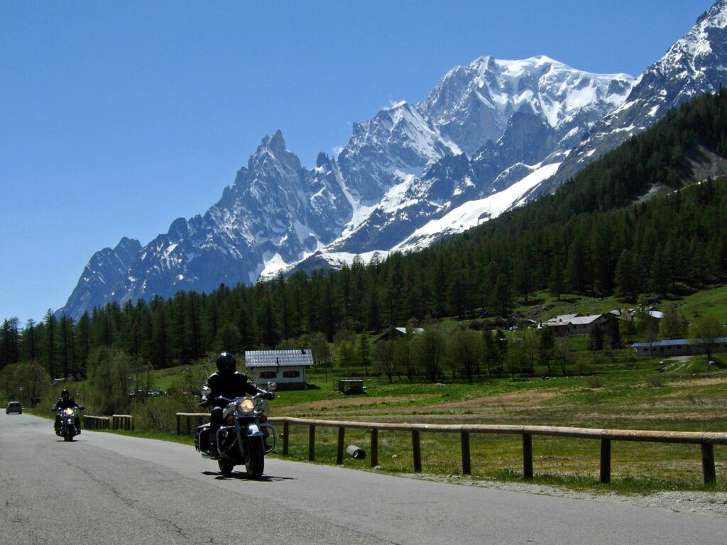 Turismo in moto in Val Ferret, ai piedi del Monte Bianco.