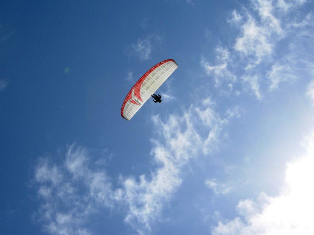 Parapendio nei cieli sopra Morgex.