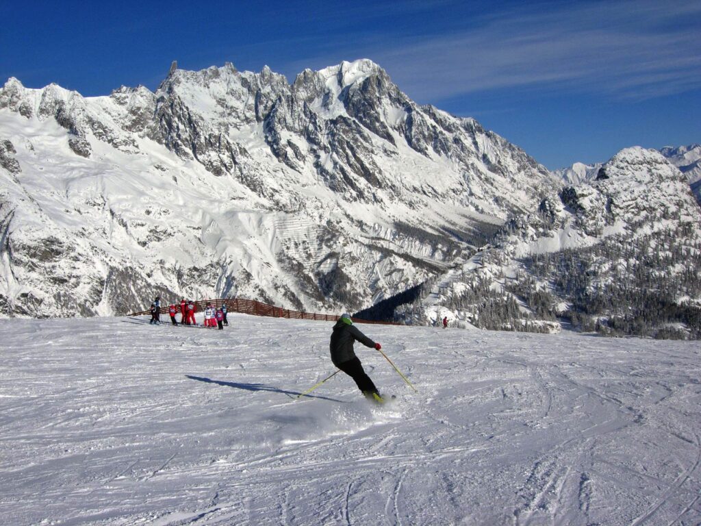 Sci sulle nevi di Courmayeur con vista sul Monte Bianco.