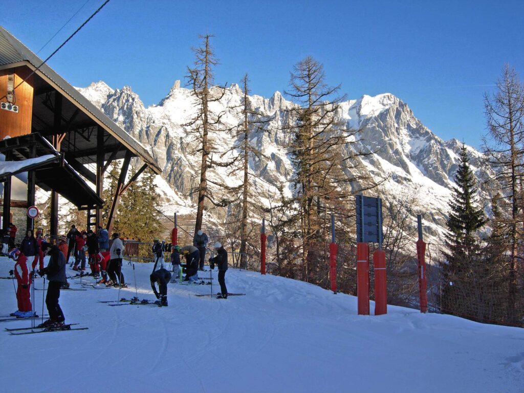 Scuola di sci sulle nevi di Courmayeur.