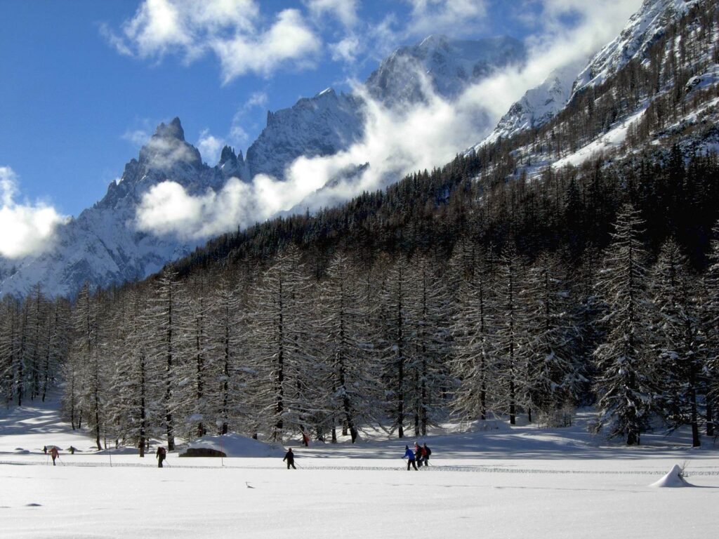 Fondisti in Val Ferret con il Monte Bianco.