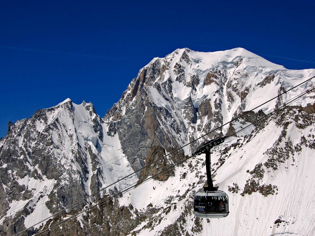 Cabina della Skyway con il Monte Bianco sullo sfondo.
