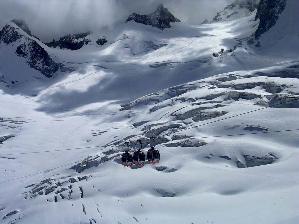 La telecabina del Monte Bianco che sorvola la Vallée Blanche.