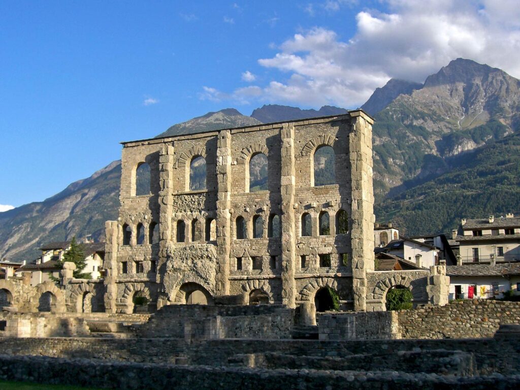 I resti del teatro romano di Aosta.