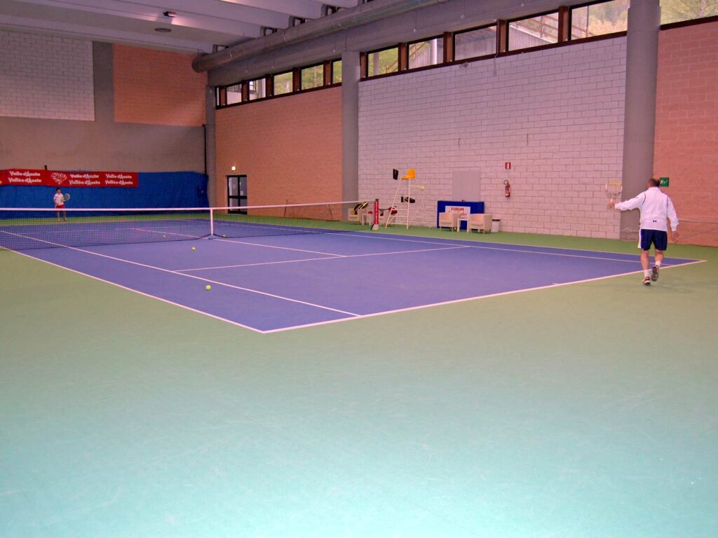 Campo da tennis al coperto del Courmayeur Sport Center.