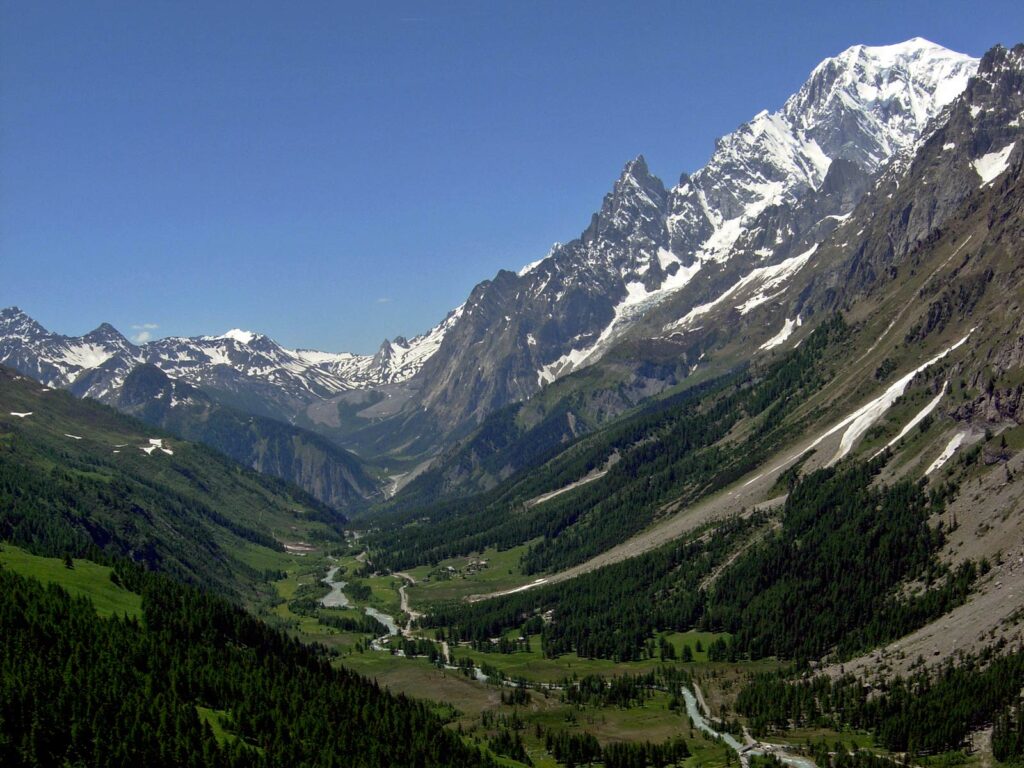 La Val Ferret con la forma a “U”, tipica delle valli glaciali.