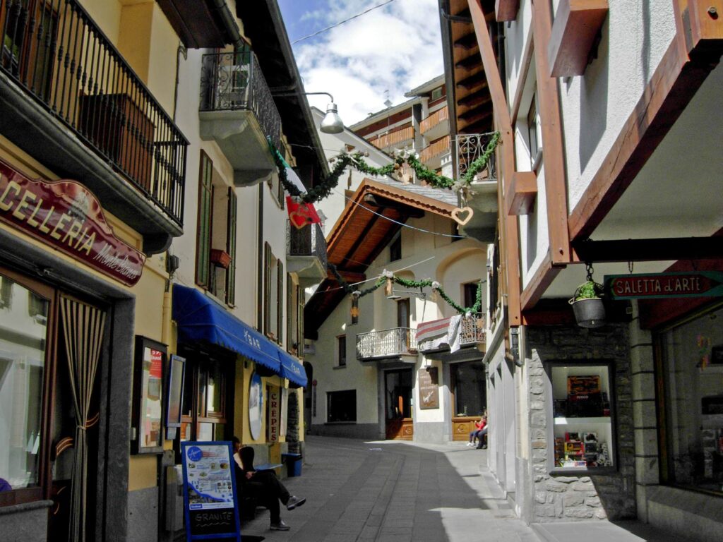 Scorcio di Via Roma, la strada dello shopping a Courmayeur.