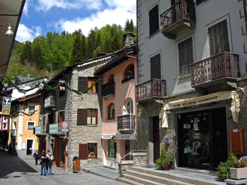 Via Roma, strada principale per lo shopping a Courmayeur.