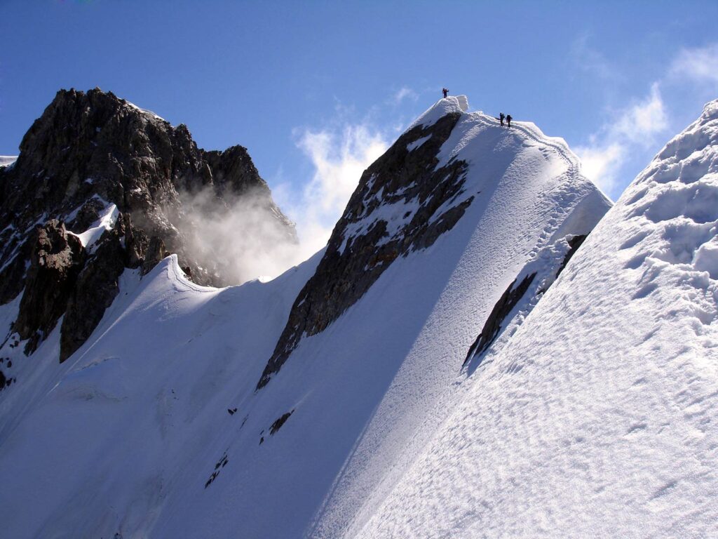 Alpinisti sulla cresta di Rochefort.