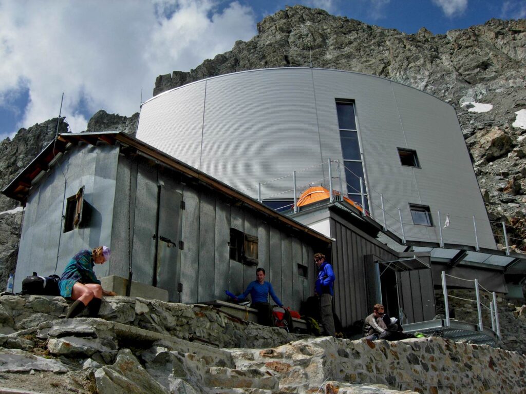 Il Rifugio Gonella, sulla via italiana al Monte Bianco.